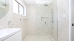 Shower - Moola Palms - Pet Friendly (Hawks Nest)