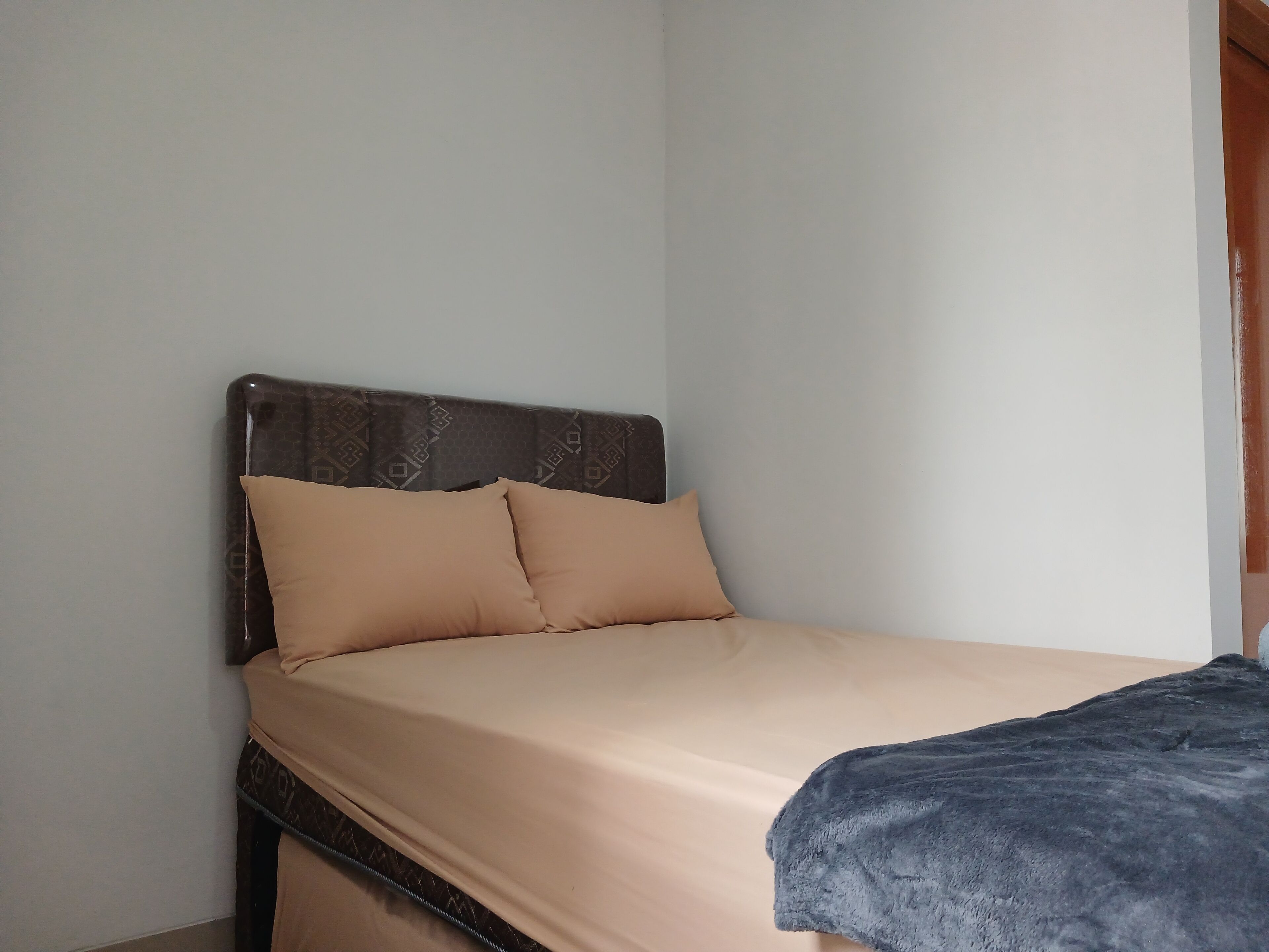 standard single room | laptop workspace, free wifi, bed sheets