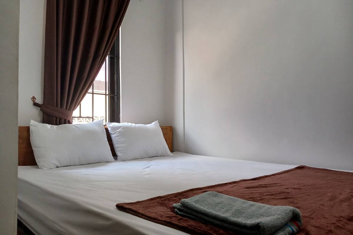 standard double room | laptop workspace, free wifi, bed sheets