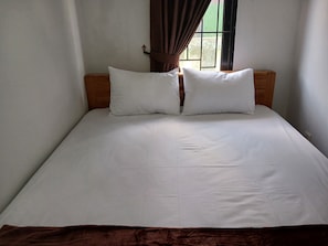 Habitación doble estándar | Espacio para trabajar con laptop, wifi gratis y ropa de cama