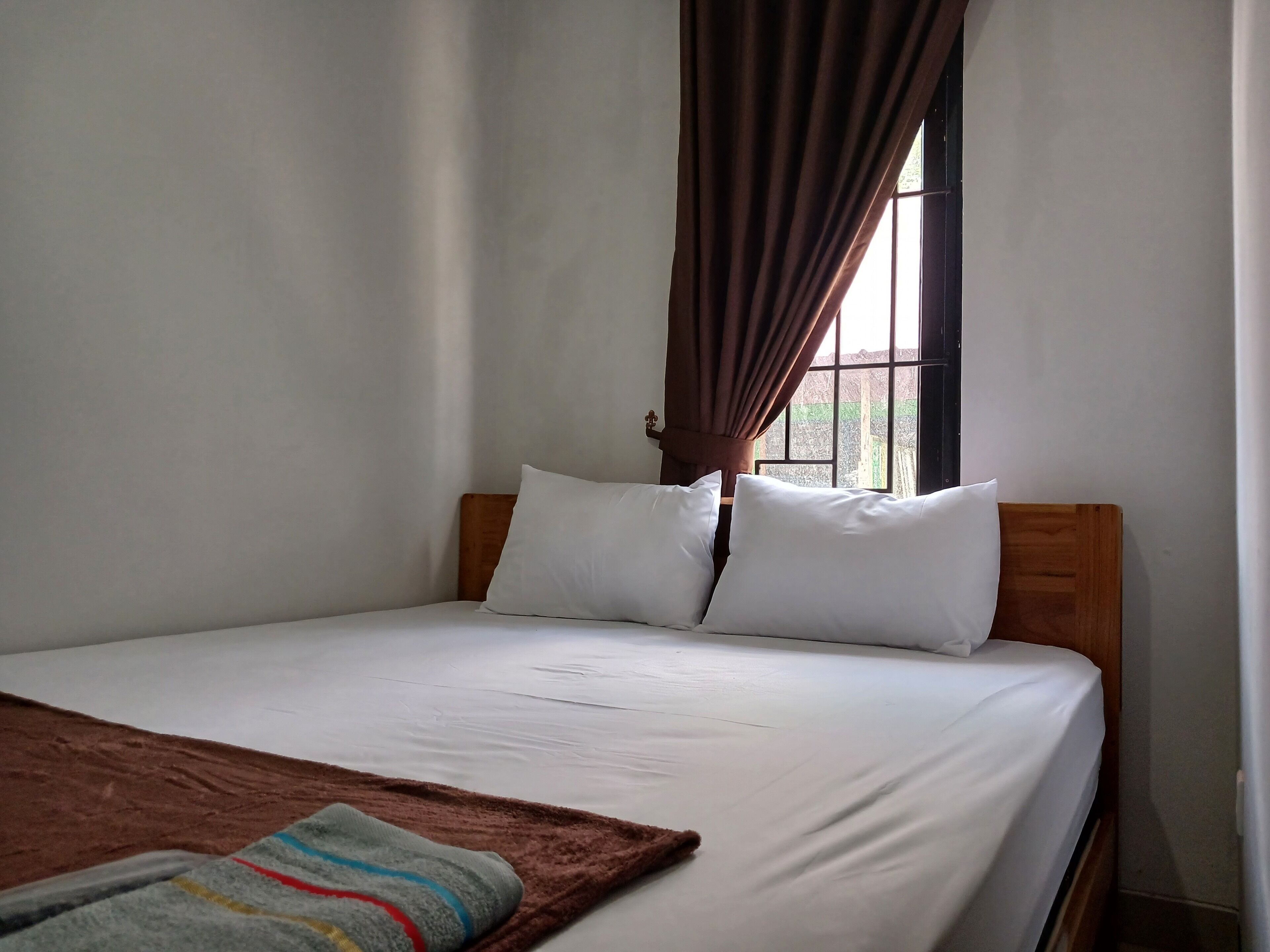 standard double room | laptop workspace, free wifi, bed sheets
