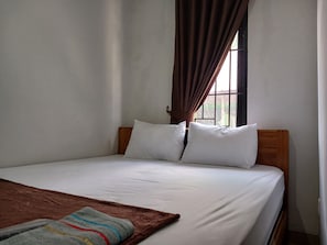 Standard Double Room | Laptop workspace, free WiFi, bed sheets