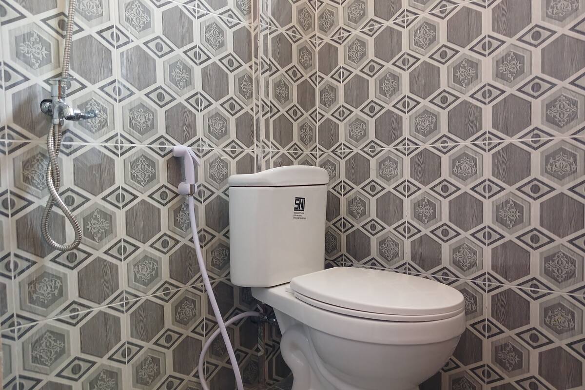 standard double room | bathroom | shower, towels