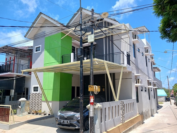 Vista frontal de la propiedad