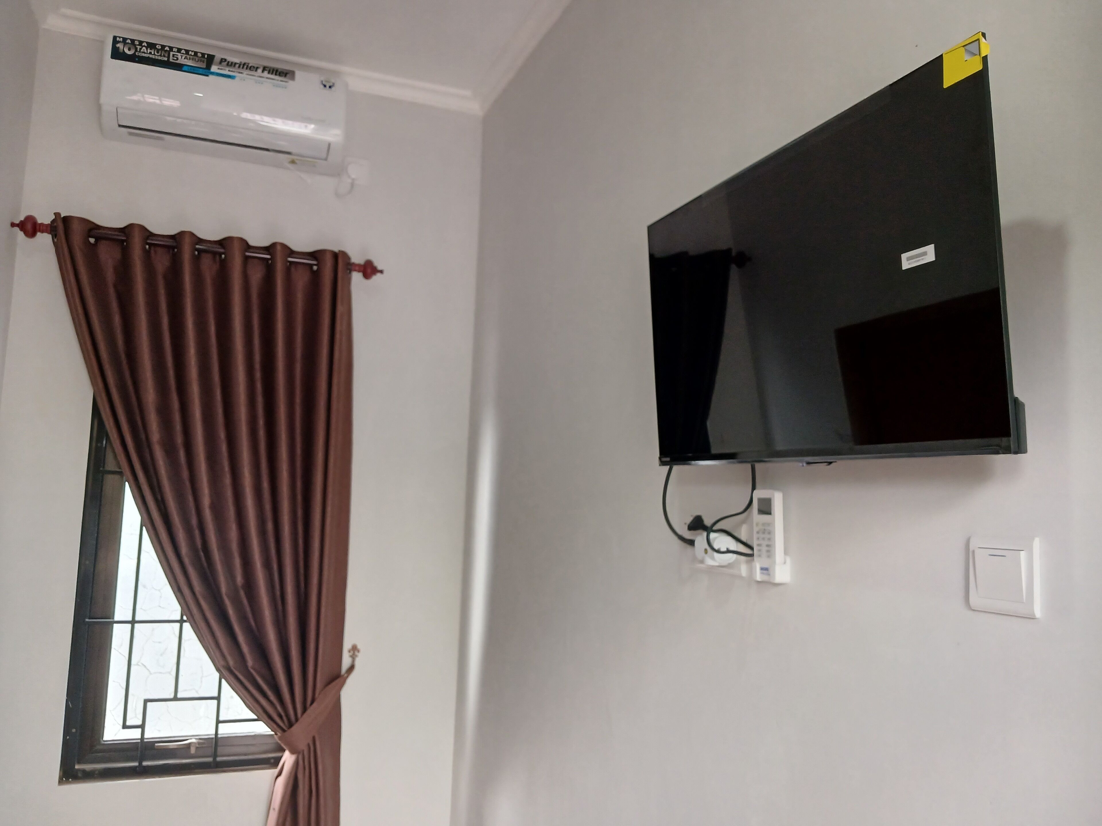 standard single room | laptop workspace, free wifi, bed sheets