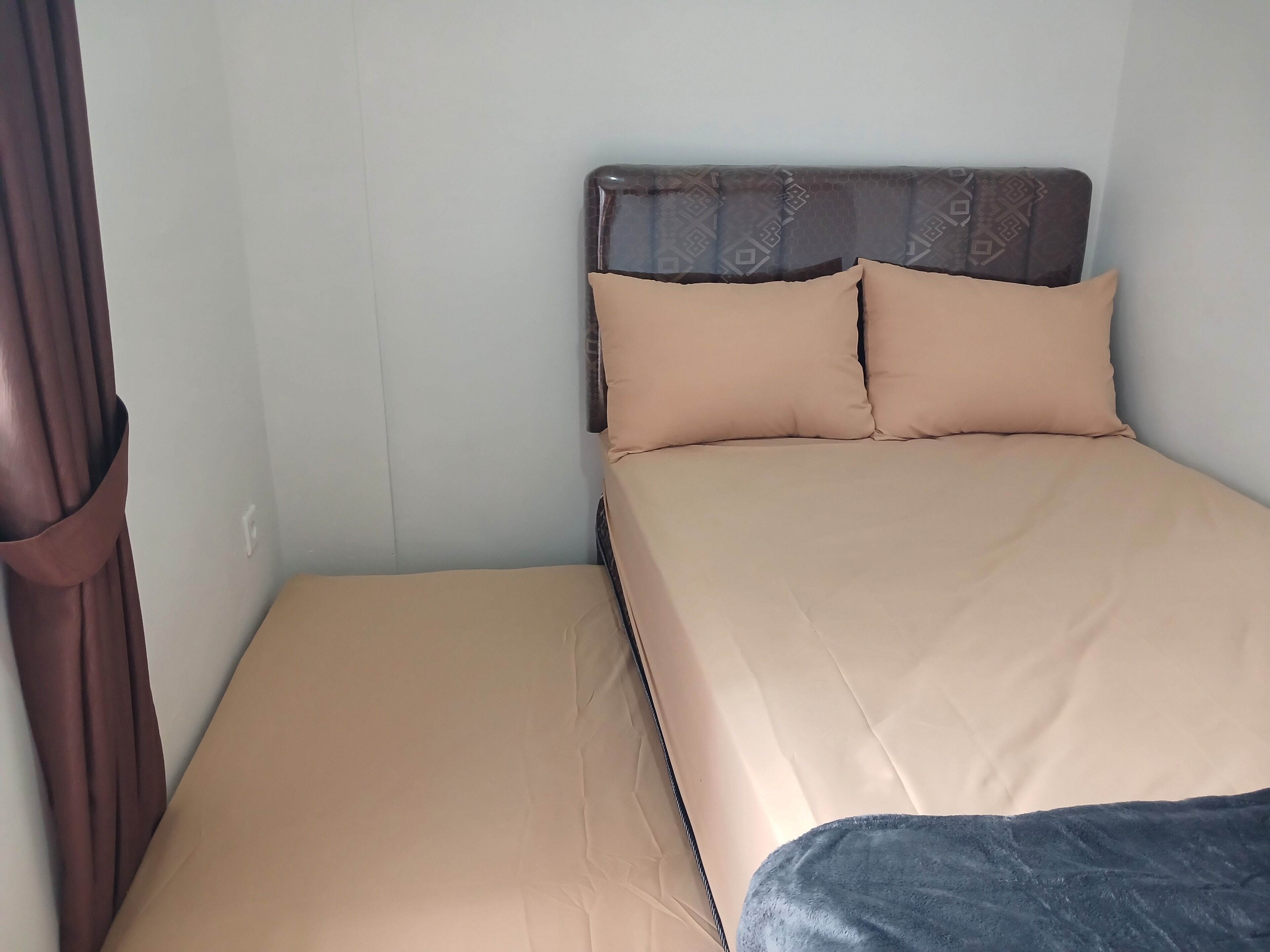 standard single room | laptop workspace, free wifi, bed sheets