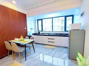 Business-Apartment, 1 Queen-Bett | Eigene Küche | Kühlschrank, Mikrowelle, Kochgeschirr/Geschirr/Besteck