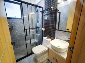 Executive-Apartment | Badezimmer | Bidet, Handtücher