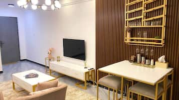 Apartamento superior | Área de estar | Smart TV