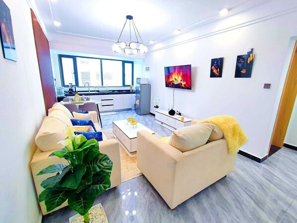 Business Apartment, 1 Queen Bed | Living area | Smart TV