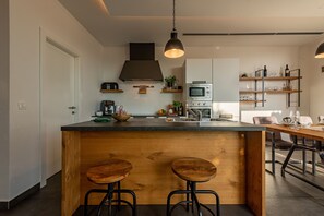 Villa, 4 chambres, accessible aux personnes à mobilité réduite, piscine privée | Cuisine privée | Four à micro-ondes, un four, bouilloire électrique, grille-pain
