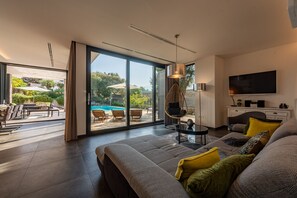 Villa, 4 slaapkamers, toegankelijk voor mindervaliden, privézwembad | Woonruimte | Een open haard