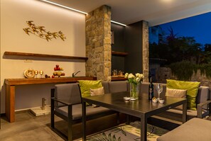 Outdoor dining - Vila Coratina (Novalja)