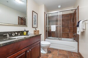 Kombinert dusj/badekar, boblebad, hårføner og håndklær