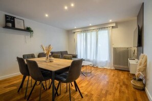 Dining - The Golden White, Luxury T3 (Annecy)