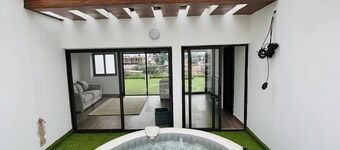La Villa Queens: 5 Chambres Dont 1 Penthouse Avec Jacuzzi à Cité Petit New York