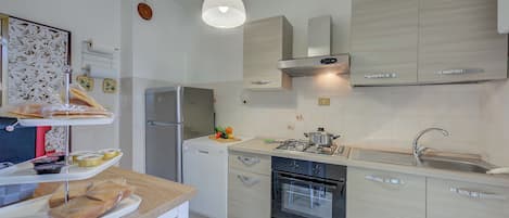 Family Apartment, 3 Bedrooms, Mountainside (La Casa di Guido Hiking Skiing And) | Private kitchen | Fridge, microwave, oven, stovetop