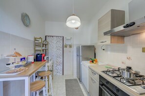 Departamento familiar, varias habitaciones, junto a la montaña (La Casa di Guido Hiking Skiing And) | Cocina privada | Refrigerador, microondas, horno y parrilla de estufa 