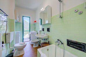 Căn hộ dành cho gia đình, nhiều phòng ngủ, cạnh núi (La Casa di Guido Hiking Skiing And) | Phòng tắm | Bồn tắm và buồng tắm vòi sen riêng, máy sấy tóc, chậu vệ sinh/vòi rửa 