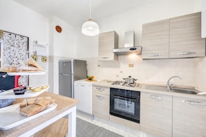 Family Apartment, 3 Bedrooms, Balcony, Mountainside (La Casa di Guido Hiking Skiing And) | Dapur peribadi | Pembancuh kopi espreso 