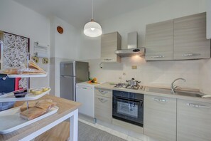 電冰箱、微波爐、烤箱、爐台