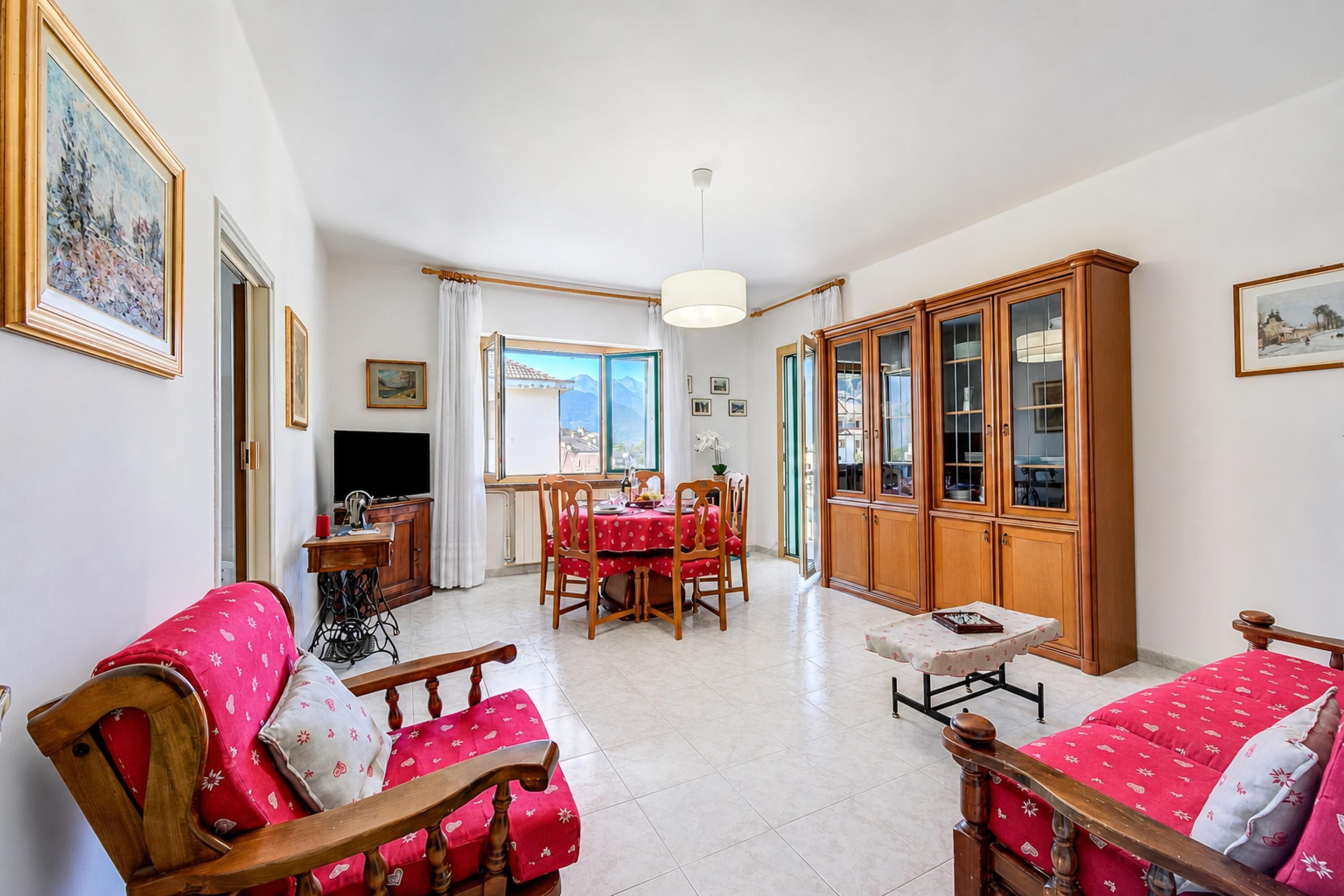 Căn hộ dành cho gia đình, 3 phòng ngủ, ban công, cạnh núi (La Casa di Guido: Ski, Hike, Lake) | Khu phòng khách | TV màn hình phẳng 