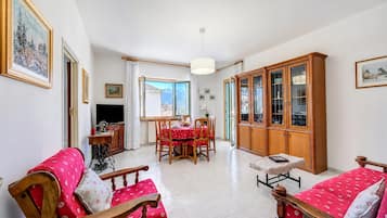 Căn hộ dành cho gia đình, 3 phòng ngủ, ban công, cạnh núi (La Casa di Guido: Ski, Hike, Lake) | Khu phòng khách | TV màn hình phẳng