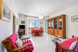 Apartamento família, 3 quartos, sacada, ao lado da montanha (La Casa di Guido Hiking Skiing And) | Área de estar | TV de tela plana