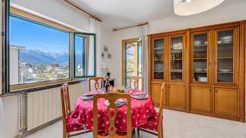 Căn hộ dành cho gia đình, 3 phòng ngủ, ban công, cạnh núi (La Casa di Guido: Ski, Hike, Lake) | Khu ăn uống