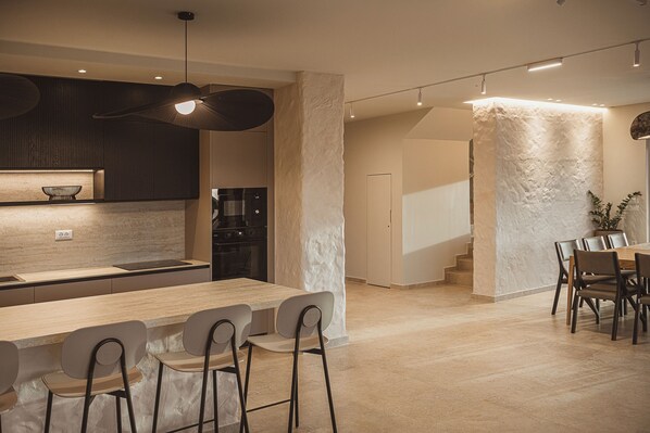 Großer Kühlschrank, Mikrowelle, Ofen, Herdplatte
