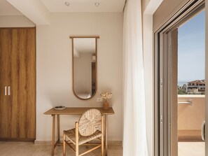 Luxury-Villa, 6 Schlafzimmer, eigener Pool, eingeschränkter Meerblick | 6 Schlafzimmer, schallisolierte Zimmer, Bügeleisen/Bügelbrett