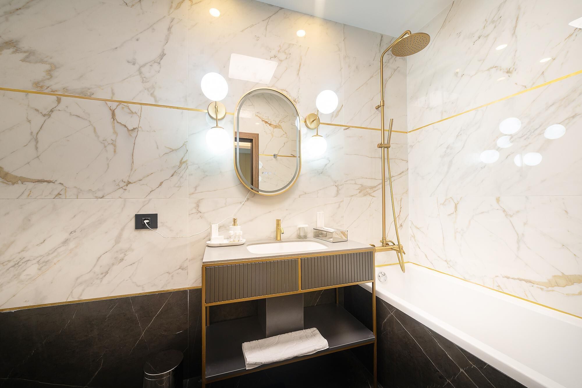 Deluxe Apartment | Bathroom | Bathtub, hair dryer, bathrobes, slippers