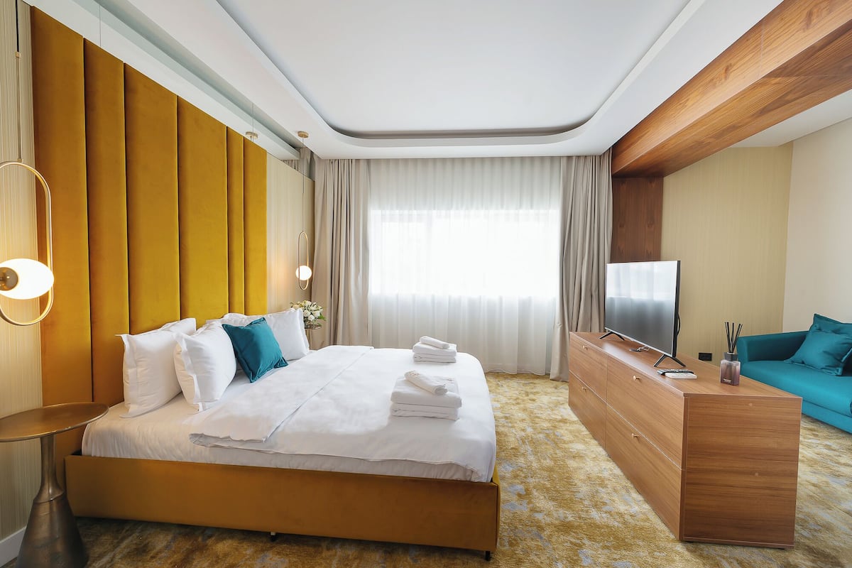 1 bedroom, in-room safe, desk, blackout curtains