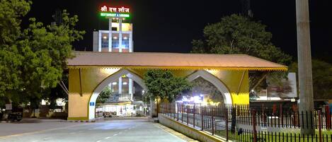 Fassade der Unterkunft – Abend/Nacht