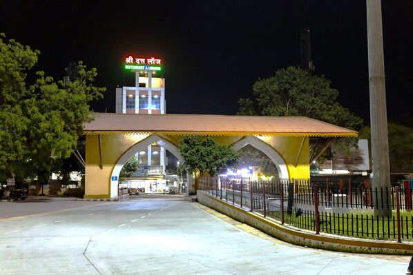 Fachada de la propiedad por la tarde o noche