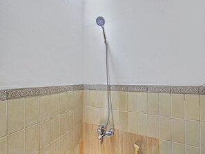 Economy Double Room | Bathroom