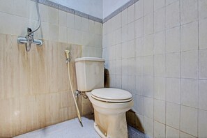 Economy driepersoonskamer | Badkamer | Een douche, handdoeken, toiletpapier