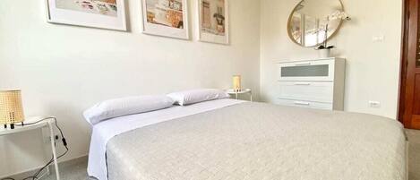 2 عدّة غرف نوم وواي فاي وملاءات أسرّة