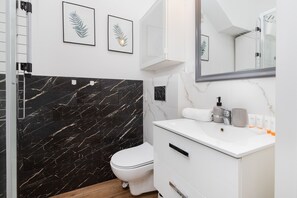 Shower, towels - Beautiful Apartment in Gdańsk by Renters (Gdansk)