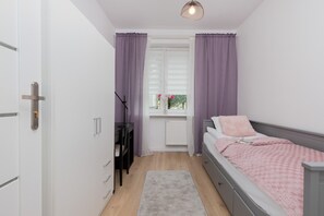 1 bedroom, bed sheets - Beautiful Apartment in Gdańsk by Renters (Gdansk)