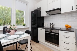 Microwave, dishwasher, cookware/dishes/utensils - Beautiful Apartment in Gdańsk by Renters (Gdansk)