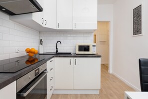 Microwave, dishwasher, cookware/dishes/utensils - Beautiful Apartment in Gdańsk by Renters (Gdansk)