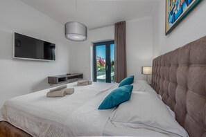 4 bedrooms, iron/ironing board, free WiFi, bed sheets