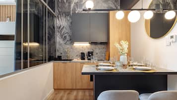 Design Apartment | Private kitchenette | Fridge, oven, stovetop, dishwasher