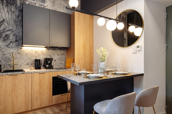 Leilighet – design | Eget tekjøkken | Kjøleskap, ovn, kokeplater og oppvaskmaskin