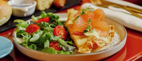 Un piatto con salmone e insalata.