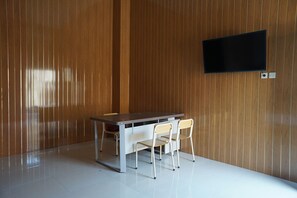 Phòng Suite Deluxe | 1 phòng ngủ, bàn, khu vực làm việc phù hợp cho laptop