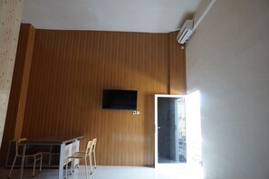 Deluxe Suite | Desk, laptop workspace, free WiFi, bed sheets - Super OYO 93205 Kusuma Hotel And Convention Hall (Baron)