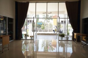 Lobby - Super OYO 93205 Kusuma Hotel And Convention Hall (Baron)