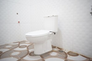 Deluxe Double Room | Bathroom | Shower, towels - Super OYO 93205 Kusuma Hotel And Convention Hall (Baron)
